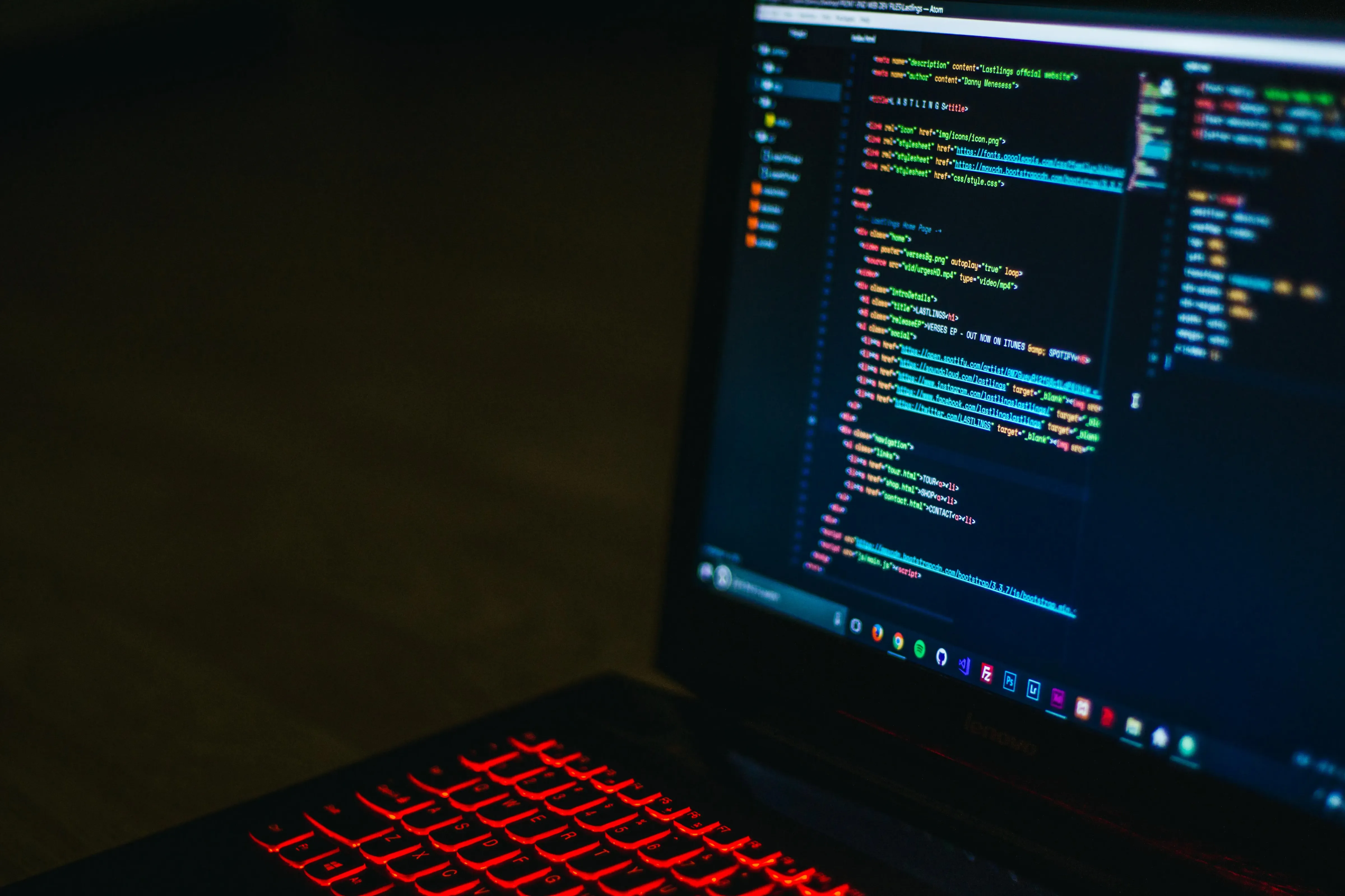 Desarrolladora trabajando en Bitcoin